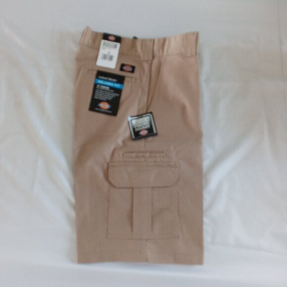 Dickies Men's 13" Inseam Flex Waist Relaxed Fit cargo beige Shorts Size 30 NWT - Picture 4 of 7